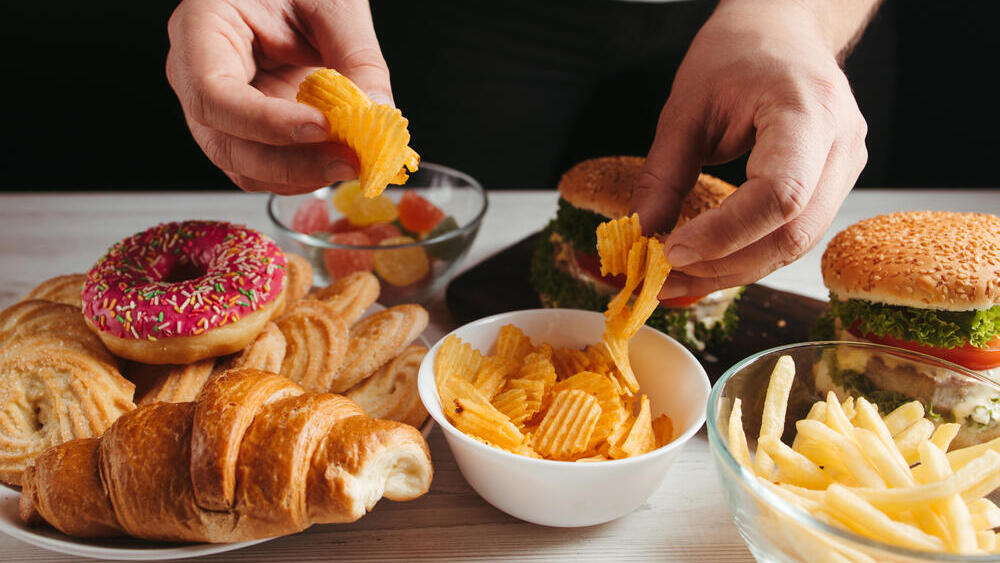 An overload of processed foods (Photo: Shutterstock) ג'אנק פוד