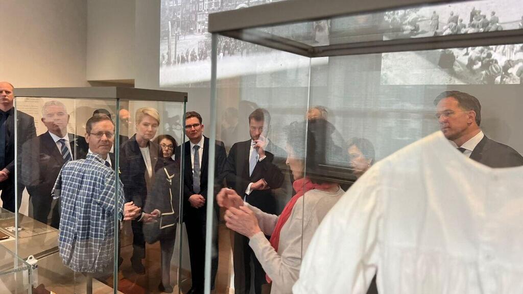 President Issac Herzog at the opening of the Holocaust museum in Amsterdam (Photo: GPO) הרצוג ליד חלק מהמוצגים במוזיאון