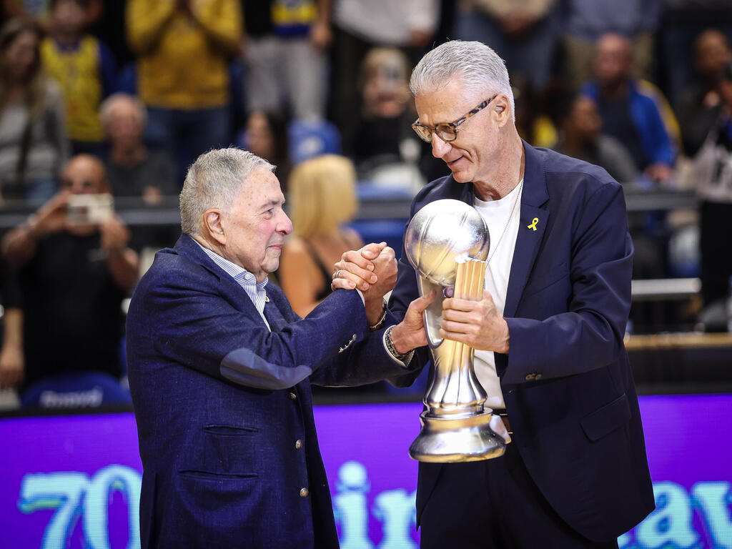 Miki Berkovich with Maccabi Tel Aviv chairman Shimon Mizrahi (Photo: Oz Moalem) מיקי ברקוביץ' לצד יו"ר מכבי ת"א שמעון מזרחי