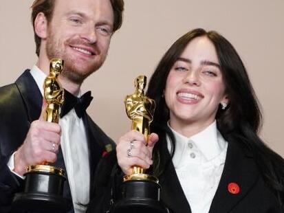 בילי אייליש ופיניאס עם סיכות Artists4Ceasefire, נועה תשבי עם הסיכה הצהובה של מטה מאבק משפחות החטופים