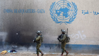 לוחמי צה"ל לצד סמל של אונר"א ברצועת עזה ארכיון