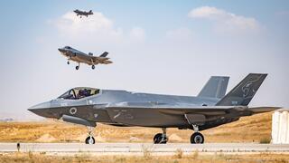 מטוס F-35 אדיר בבסיס נבטים