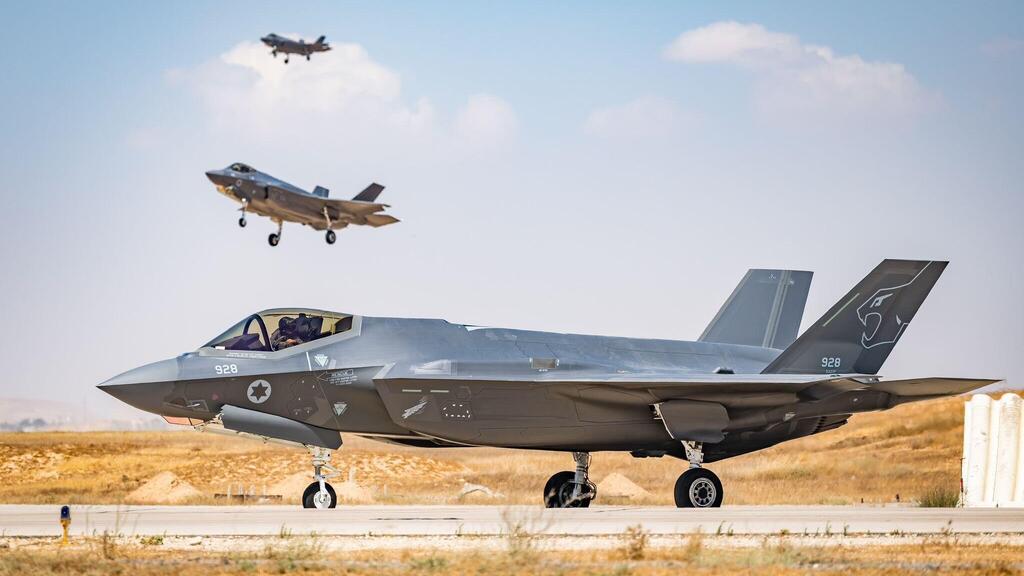 מטוס F-35 אדיר בבסיס נבטים