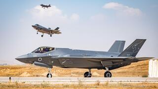 מטוס F-35 אדיר בבסיס נבטים