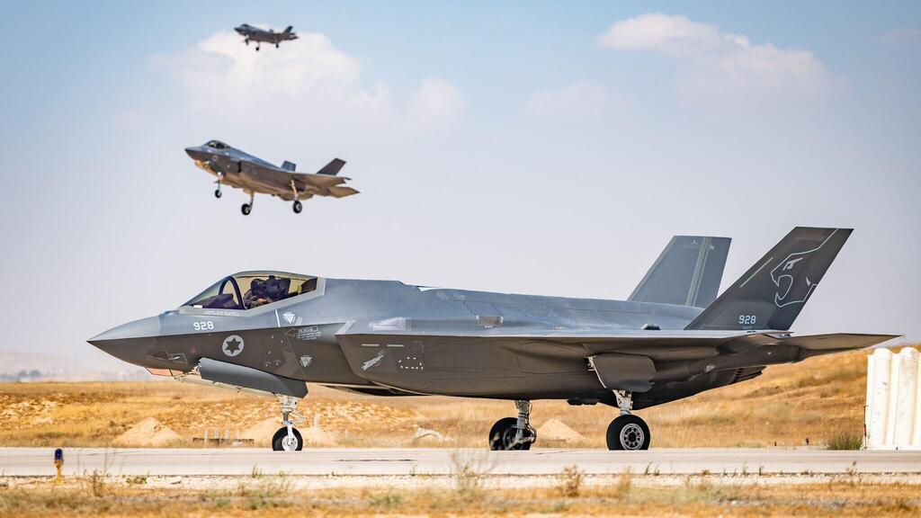 מטוס F-35 אדיר בבסיס נבטים