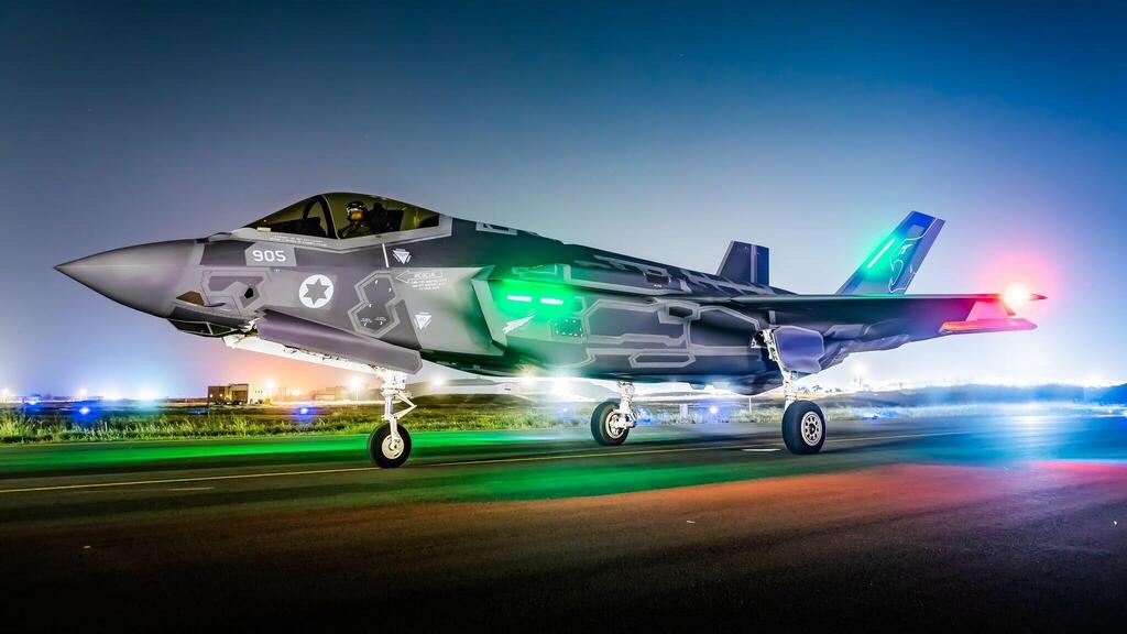מטוס F-35 אדיר בבסיס נבטים