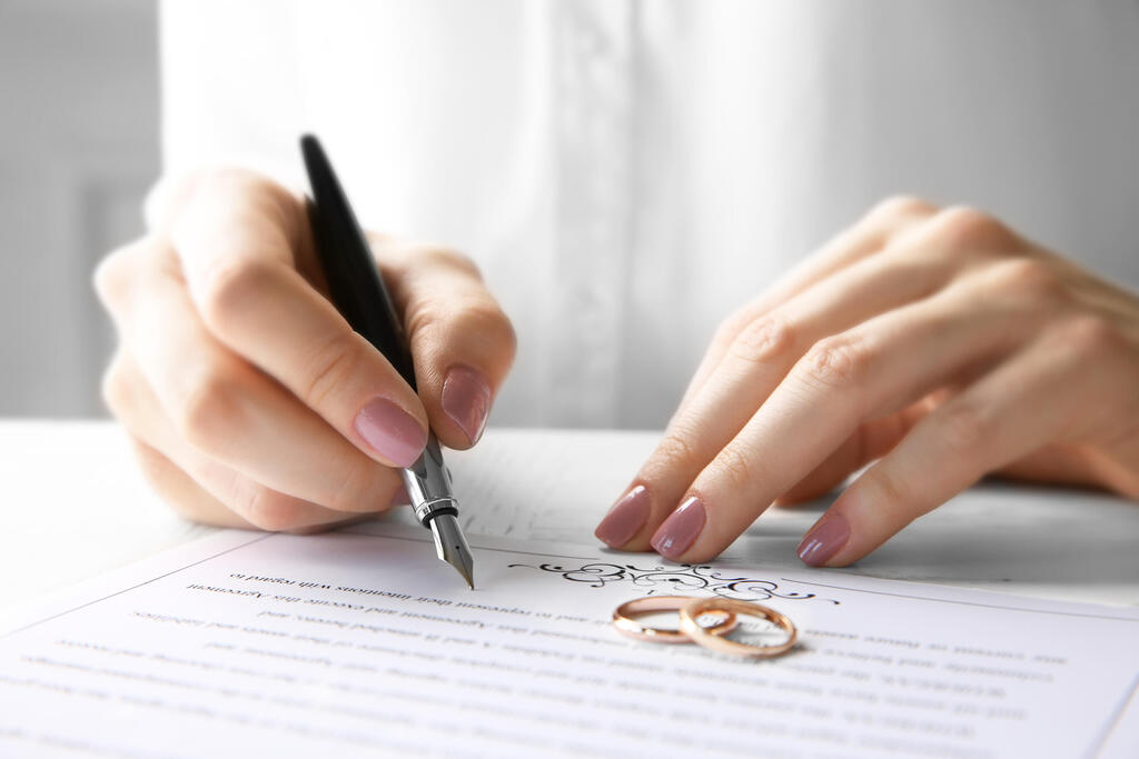 Let’s talk about the prenup (Photo: Shutterstock\Africa Studio) Let’s talk about the prenup