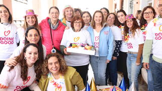חוגגים פורים עם המפונים. עובדי עיריית גבעת שמואל, יחד עם ראש העיר, יוסי ברודני, הגיעו לשמח את המפונים מקיבוץ רעים שמתגוררים בתל אביב. למקום הגיעה גם יוזמת יום המעשים הטובים שרי אריסון