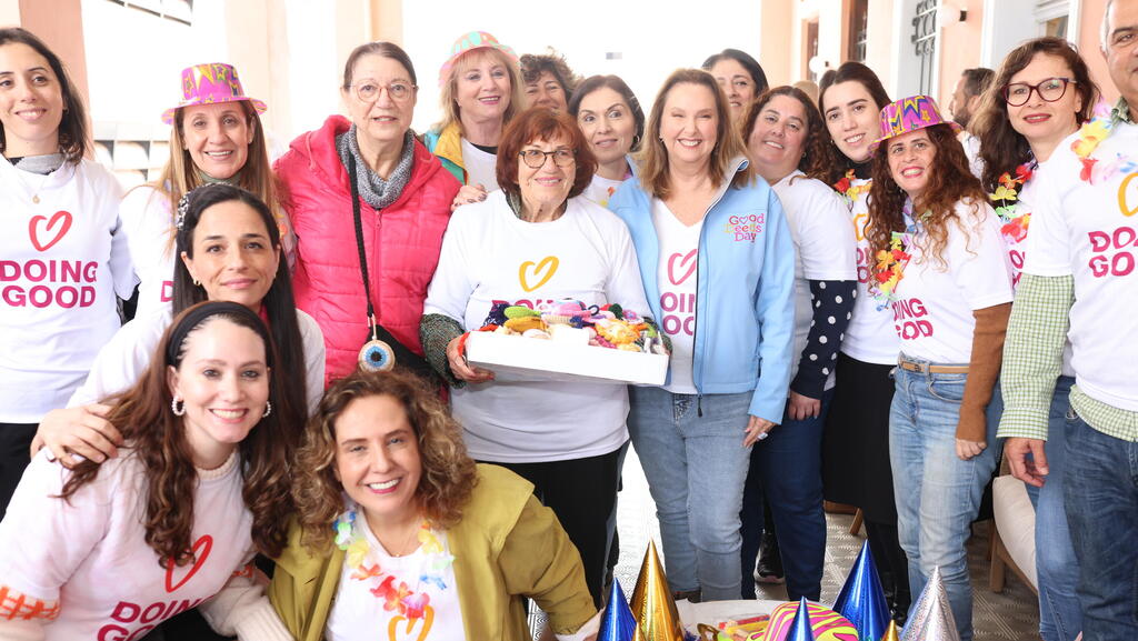 חוגגים פורים עם המפונים. עובדי עיריית גבעת שמואל, יחד עם ראש העיר, יוסי ברודני, הגיעו לשמח את המפונים מקיבוץ רעים שמתגוררים בתל אביב. למקום הגיעה גם יוזמת יום המעשים הטובים שרי אריסון