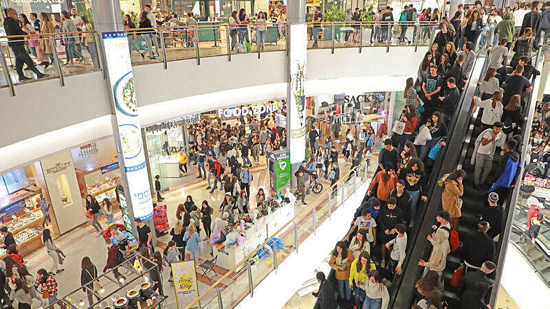 The Israeli consumer is not expected to see an immediate change in prices as a result of the strengthening of the shekel. Azrieli Mall (Photo: Dana Koppel) קניון עזריאלי