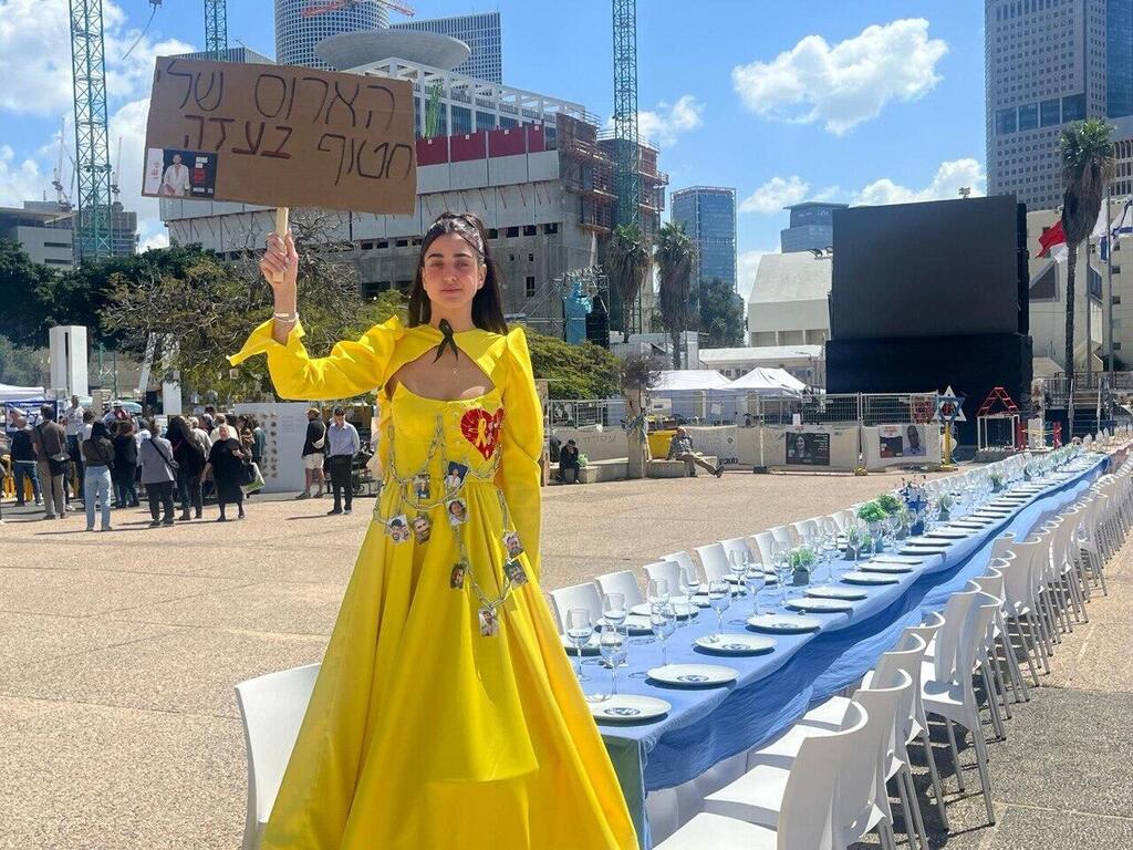 Ziv Aboud walking through Tel Aviv in a yellow wedding dress (Photo: Hostages and Missing Families Forum) זיו עבוד, ארוסתו של החטוף אליה כהן, בשמלת כלה צהובה
