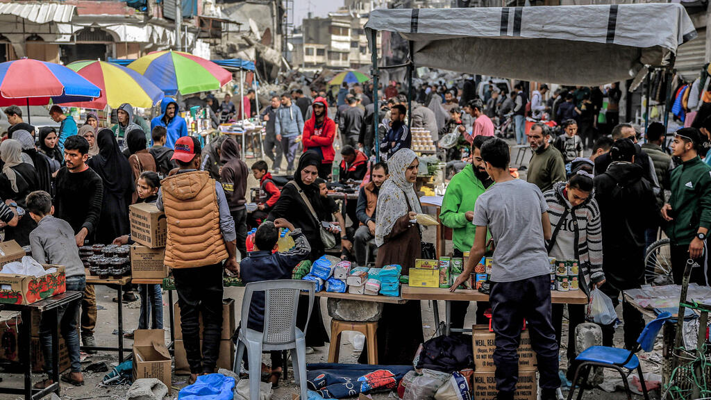 “Hamas sees everything.” The terror group is collecting fees on goods (Photo: AFP) שוק בעזה