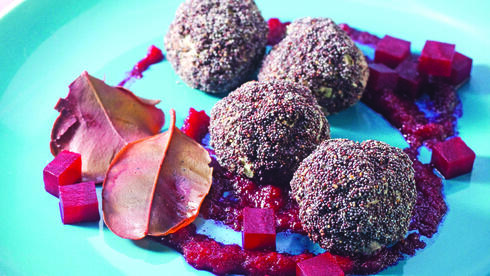 כדורי בשר ופרג מאודים ברוטב סלק