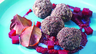 כדורי בשר ופרג מאודים ברוטב סלק