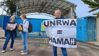הפגנה בכניסה למשרדי אונר"א בירושלים