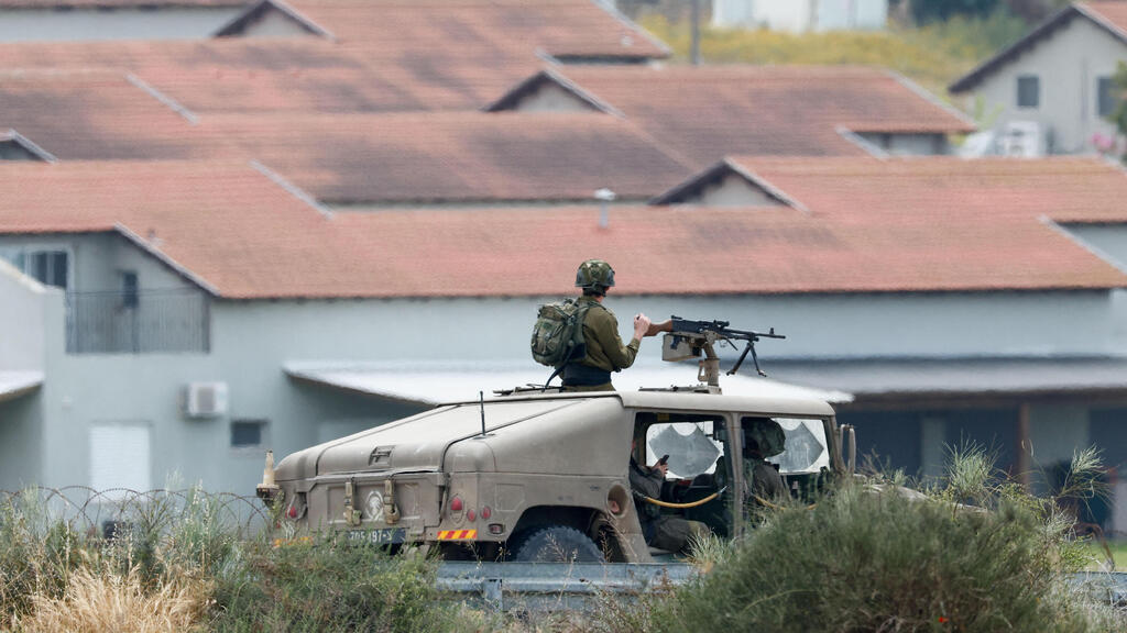 חיילים נוסעים ברכב צבאי ליד קיבוץ זיקים בעוטף עזה צה"ל