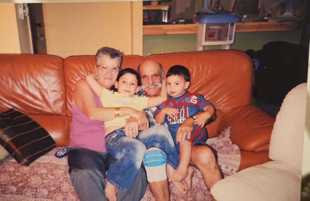 Sholom Mansour and his wife with two of his grandchildren (Photo: Courtesy of the family) שלמה ואשתו מזל עם יובל ושגיב כשהיו קטנים