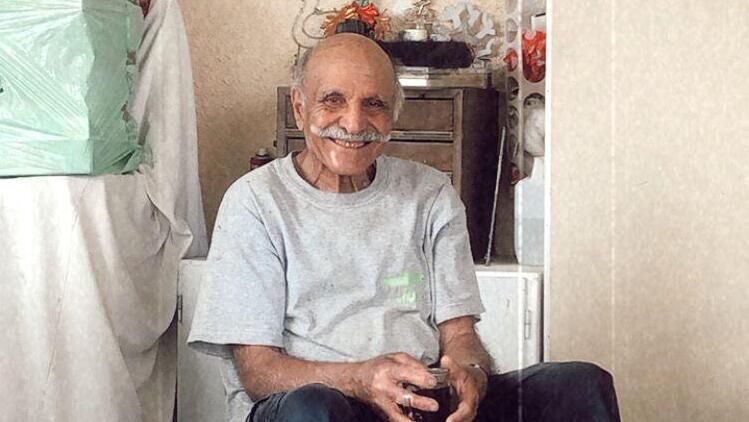 Shlomo Mansour at the entrance to his home in Kibutz Kissufim (Photo: Courtesy of the family) שלמה מנצור עם כוס הקפה האהובה