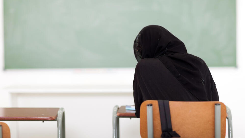Школьница в хиджабе (Фото: shutterstock) צרפת חיג'אב נערה מוסלמית בית ספר