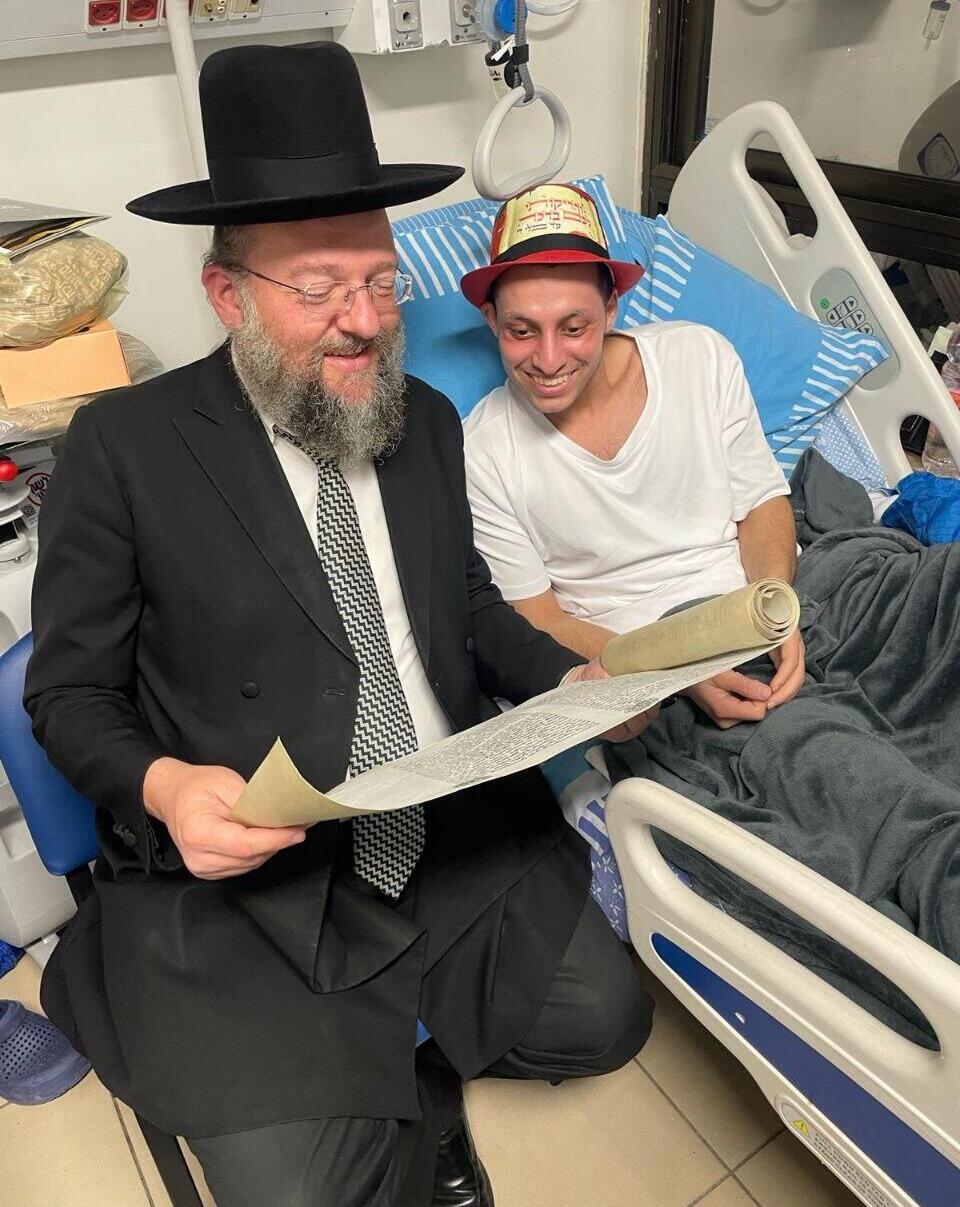 הנכד אריה לוין, הרב של צפון תל אביב, קורא ממגילת אסתר לחייל שנפצע במלחמה