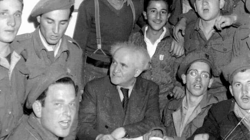 דוד בן גוריון עם חיילי "ההגנה" החוגגים את סדר פסח, שלושה שבועות לפני הכרזת העצמאות (צילום: הארכיון הציוני המרכזי של ההסתדרות הציונית העולמית) דוד בן גוריון עם חיילי "ההגנה" החוגגים את סדר פסח, שלושה שבועות לפני הכרזת העצמאות