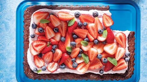 בראוניז עם קרם אוכמניות ופירות