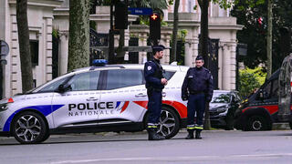 אדם איים לפוצץ  עצמו בקונסוליית איראן בפריז