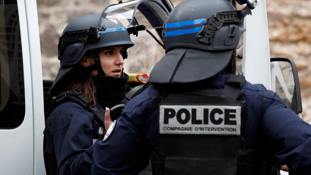 אדם איים לפוצץ  עצמו בקונסוליית איראן בפריז