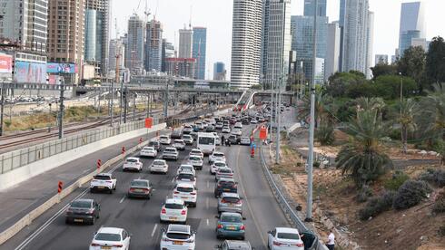 עומס בנתיבי איילון בערב החג של פסח
