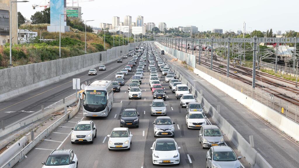 עומס בנתיבי איילון בערב החג של פסח