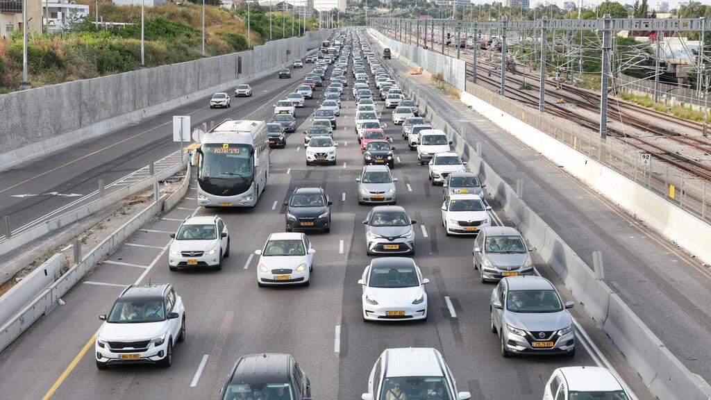 עומס בנתיבי איילון בערב החג של פסח