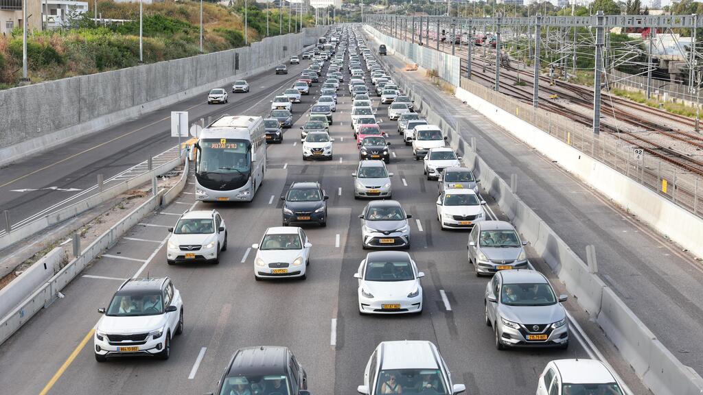 עומס בנתיבי איילון בערב החג של פסח
