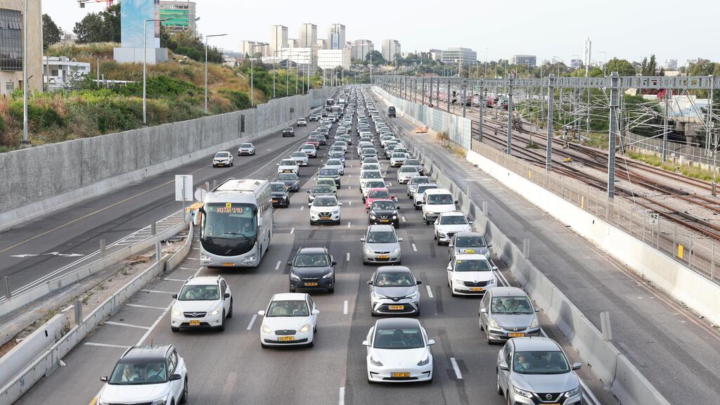 עומס בנתיבי איילון בערב החג של פסח