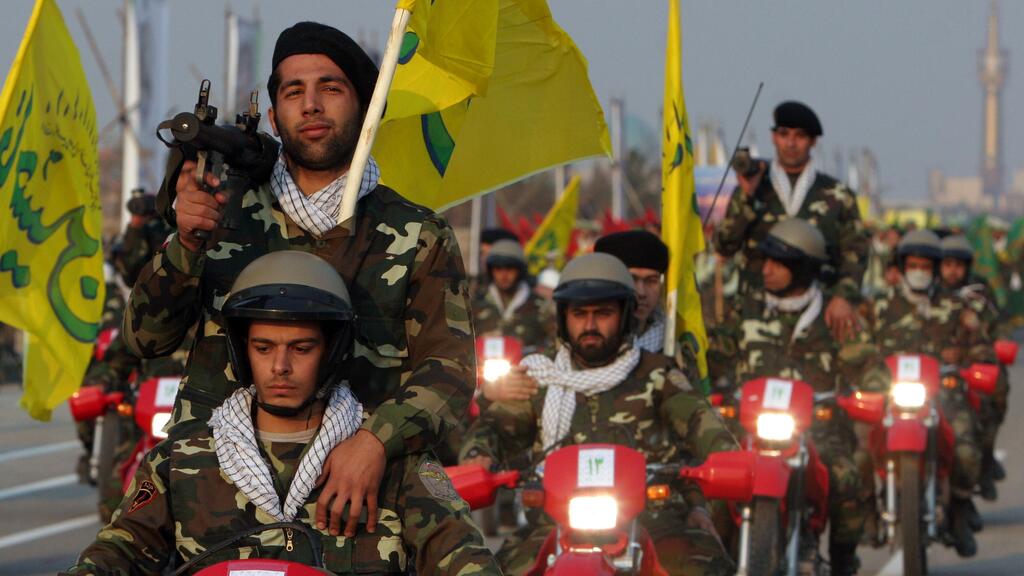 מצעד של מתנדבי בסיג' ליד טהרן