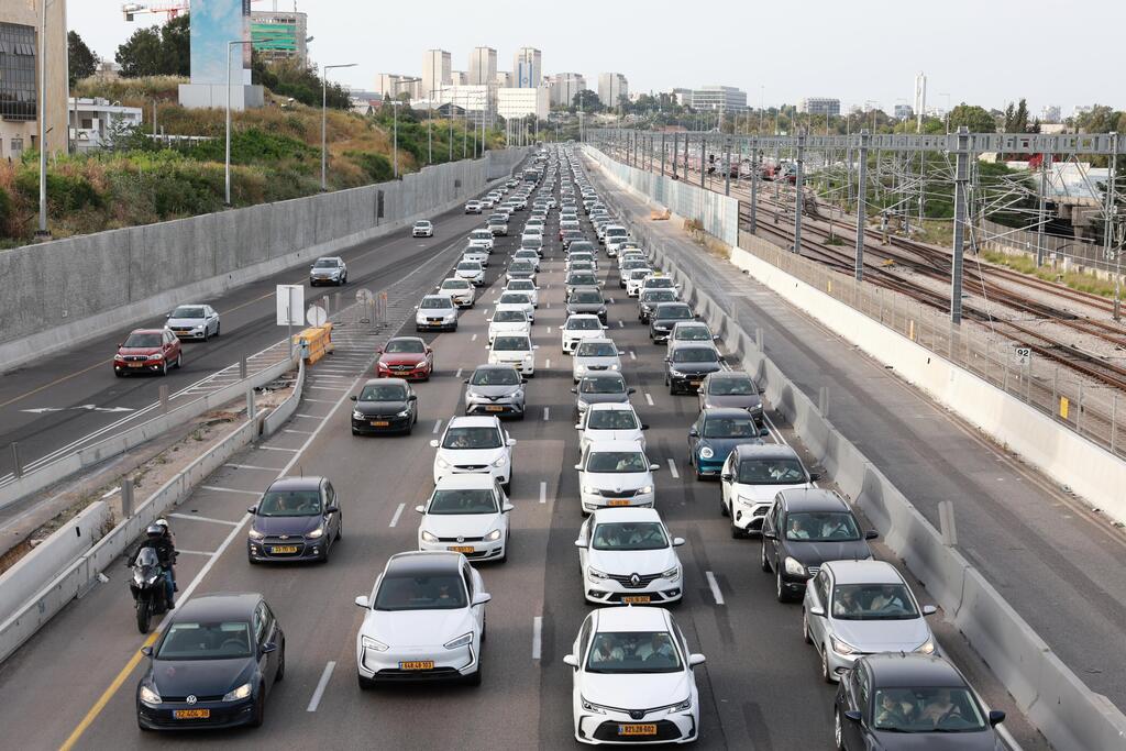 Congestion on Ayalon Highway (Photo: Dana Kopel) עומס בנתיבי איילון בערב החג של פסח