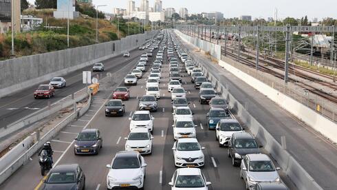 עומס בנתיבי איילון בערב החג של פסח