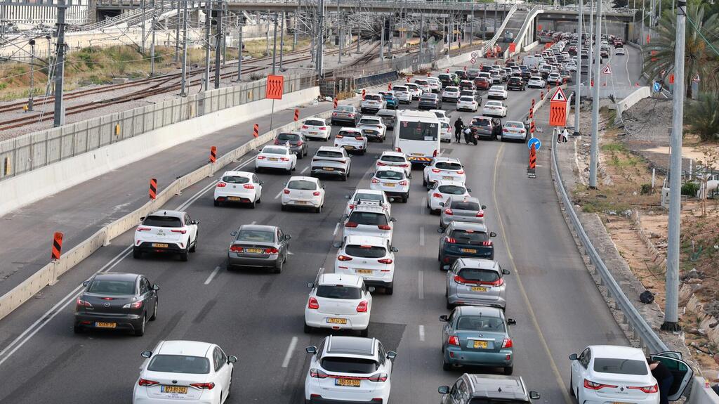 עומס בנתיבי איילון בערב החג של פסח
