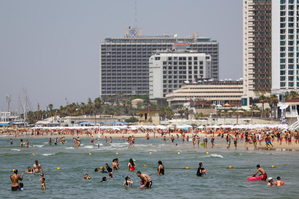 Tel Aviv beach (Photo: Reuters/Hannah McKay) חוף הים בתל אביב