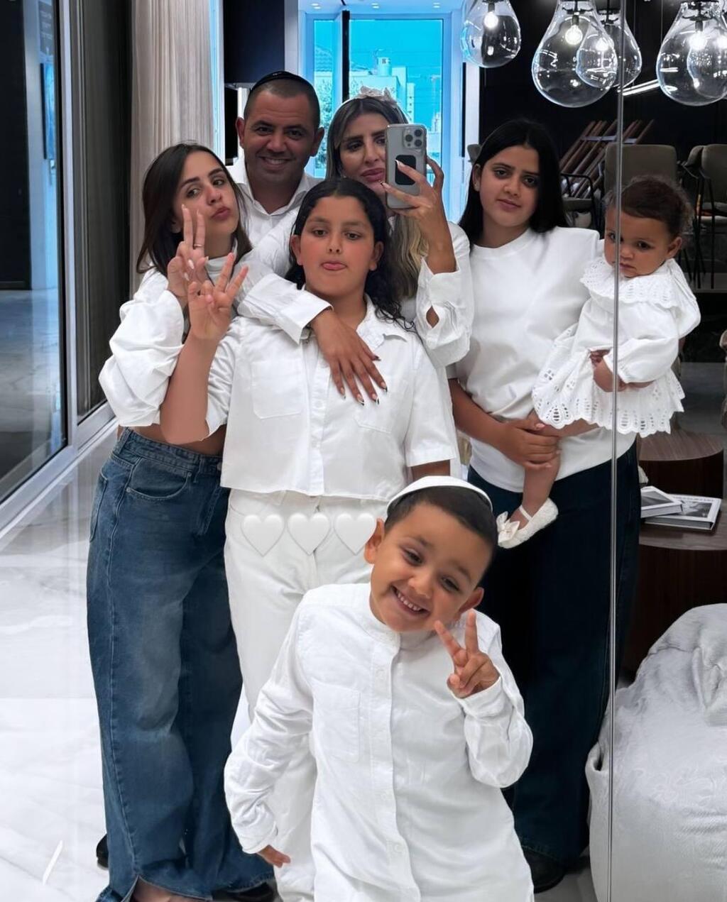 תביאו שניים, תביאו שלושה, תביאו ארבע הילדים. עינב בובליל והמשפחה (צילום: אינסטגרם) פסח ליל סדר סלבס