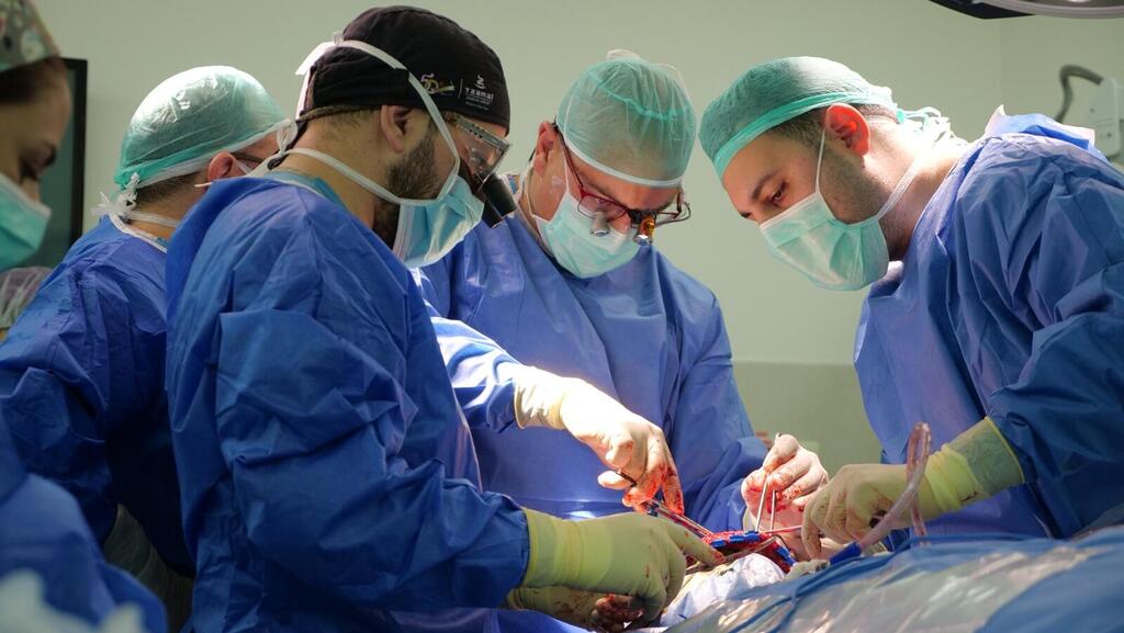 Rambam team during specialized surgery (Photo: Rambam Health Care Campus) צוות רמב"ם במהלך ניתוח לשחזור הגולגולת