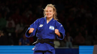 מלכה (שנייה מימין) עם המדליה 