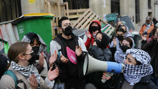 סטודנטים פרו-פלסטינים חוסמים את הכניסה למכון למדע המדינה בפריז, צרפת