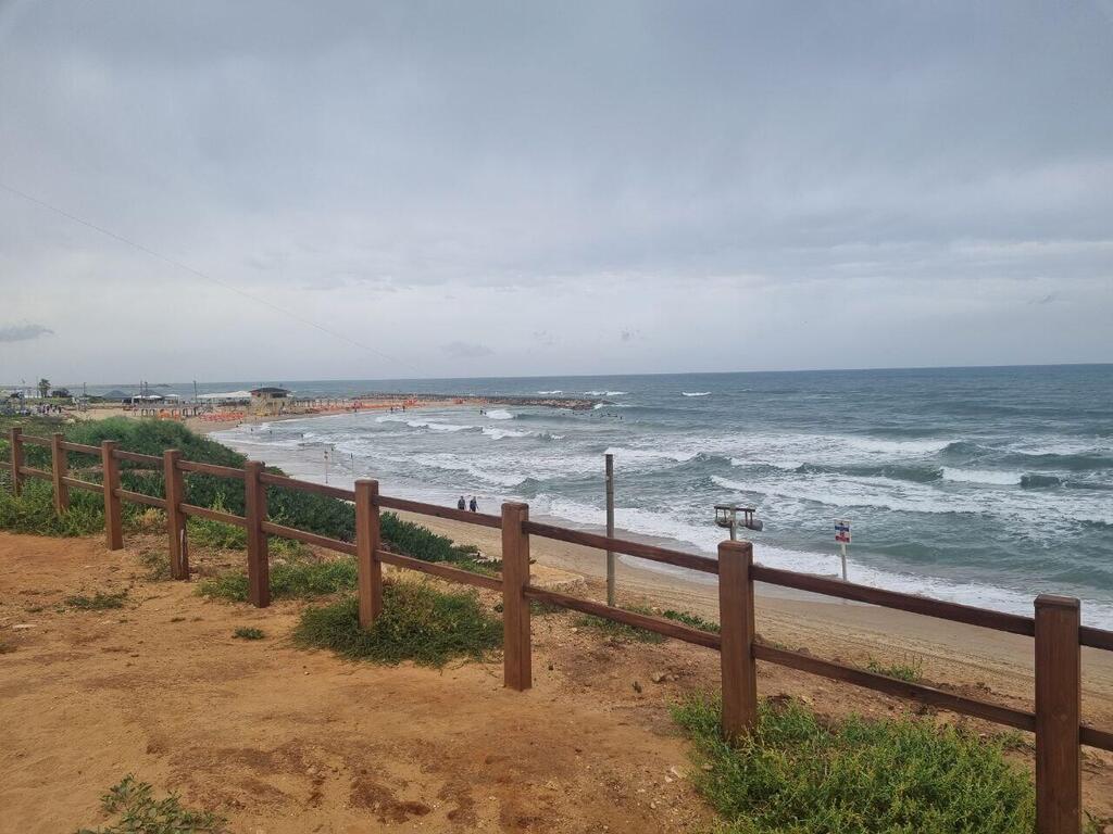 חוץ הצוק, תל אביב