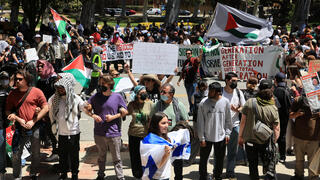 עימותים באוניברסיטת UCLA בלוס אנג'לס בין מפגינים פרו פלסטינים למפגינים פרו ישראלים