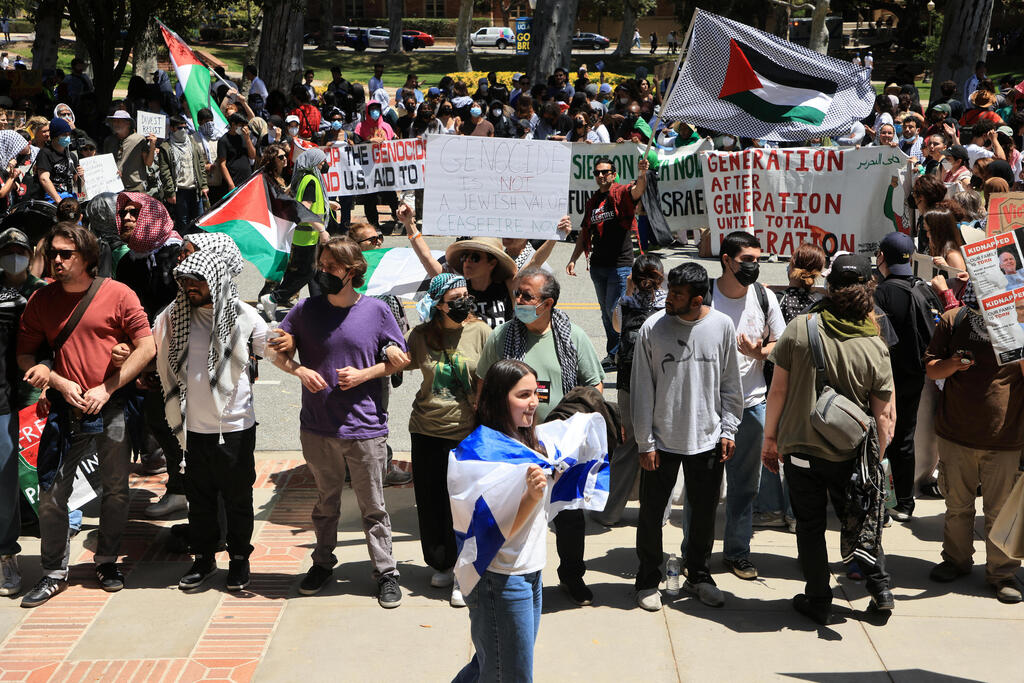 Photo: REUTERS/David Swanson עימותים באוניברסיטת UCLA בלוס אנג'לס בין מפגינים פרו פלסטינים למפגינים פרו ישראלים