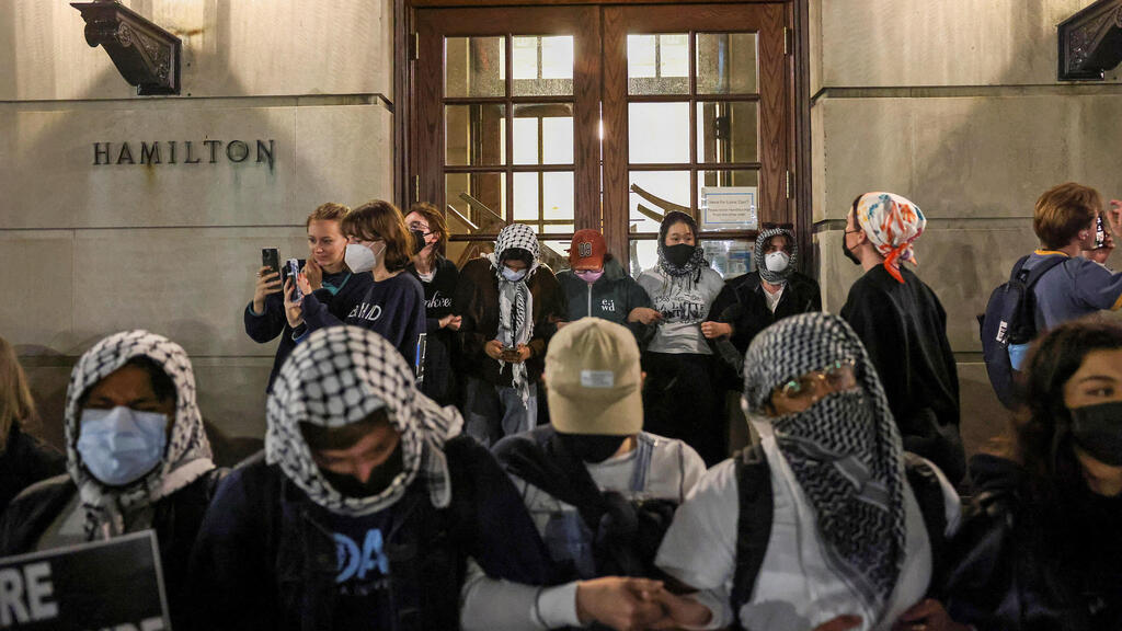 Колумбийский университет (Фото: REUTERS/Caitlin Ochs) מפגינים פרו פלסטינים באוניברסיטת קולומביה