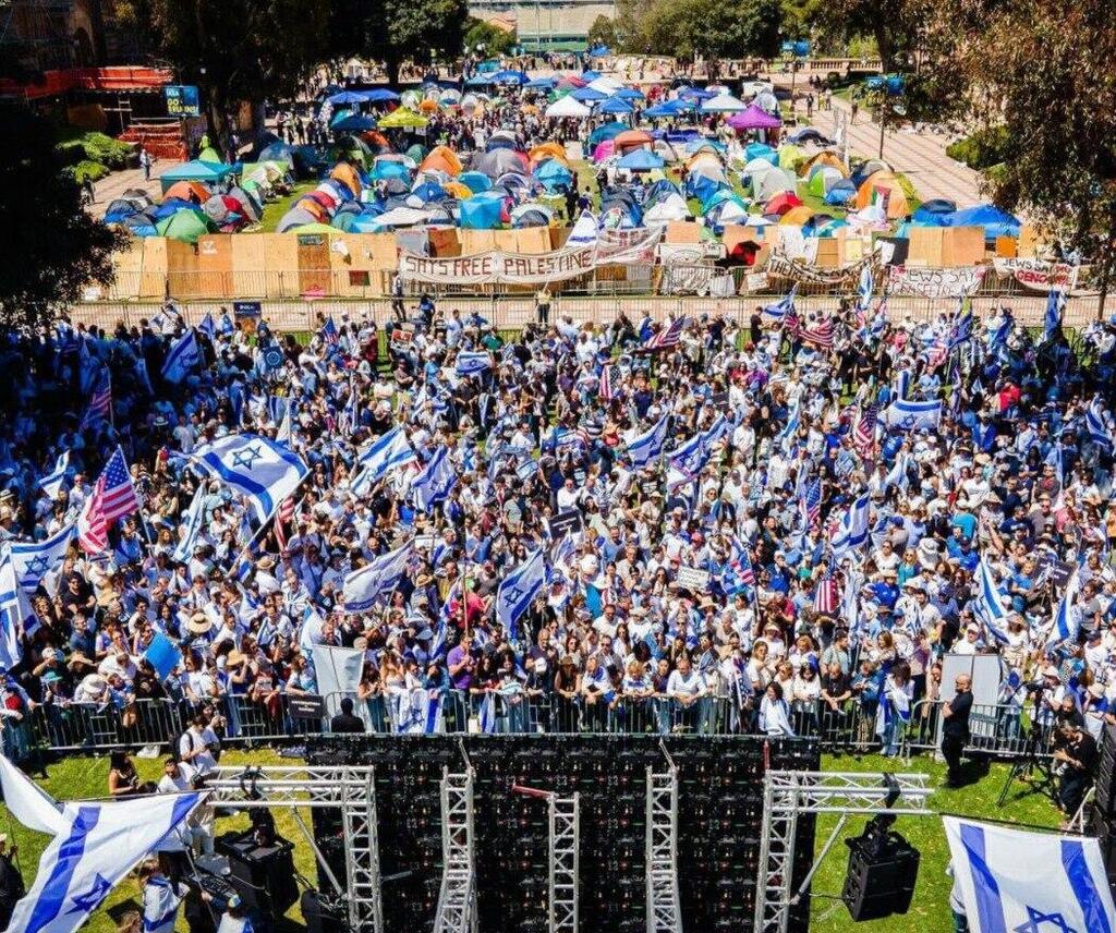 שתי הפגנות, בעד ונגד ישראל אחת מול השנייה באוניברסיטת UCLA בלוס אנג'לס, קליפורניה 