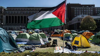 מפגינים פרו פלסטינים תומכי חמאס מול שוטרים ליד אוניברסיטת קולומביה