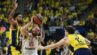 שחקן מונאקו מייק ג'יימס מול שחקן פנרבחצ'ה טיילר דורסי