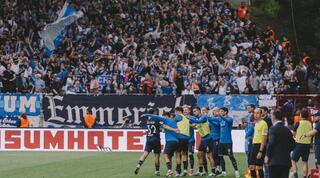 שחקני בוכום חוגגים. ניצחון יקר